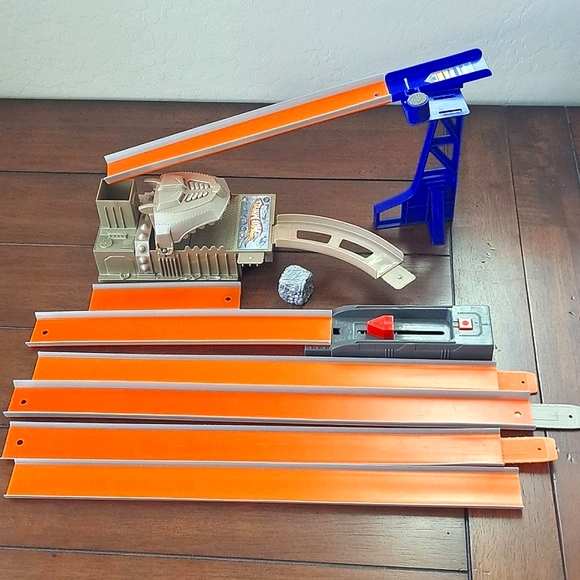 Hot Wheels 2005 Junkyard Dog Attack Track Set - Picture 1 of 7